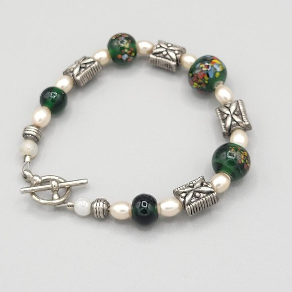 Womens Silver Tone Metal Faux Pearl Green Glass Beaded Fashion Bracelet 6 1/2 in - Picture 2 of 6